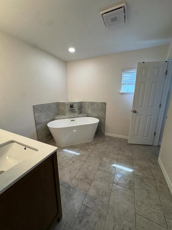 Freestanding soaking tub with large-format tile surround