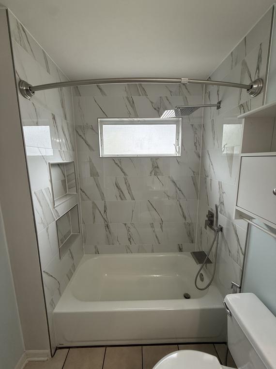 Tub surround rebuilt in large-format marble-look porcelain